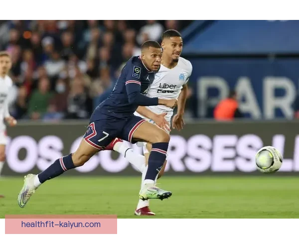 巴黎圣日耳曼与马赛在法甲激烈对抗中争夺联赛榜首地位，表现令人瞩目。