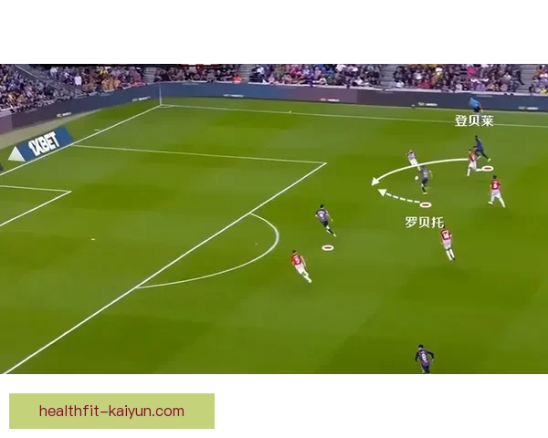 罗贝托在球队中的多面手角色持续引发关注，展现出良好的战术适应性。