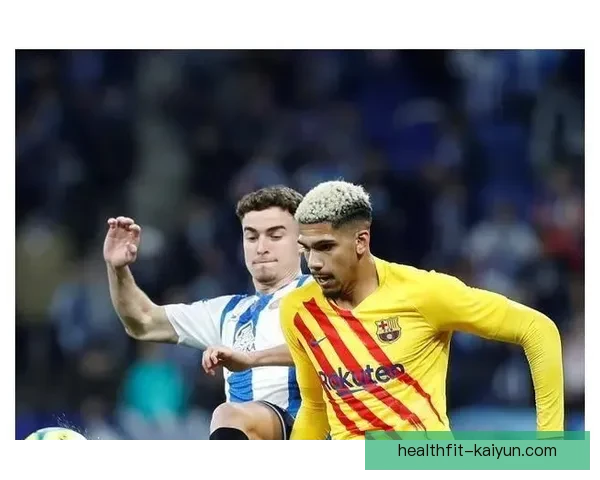 阿劳霍在本赛季展现出持续提升的足球影响力，成为球队防线关键支柱。